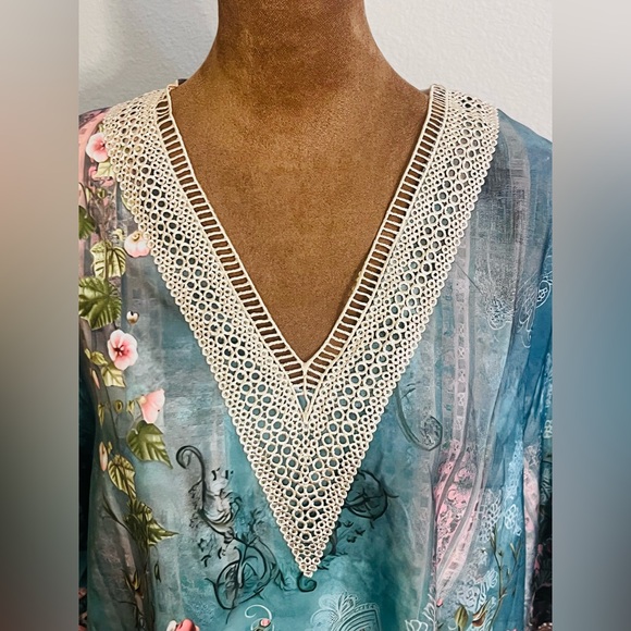 NWOT Floral V-Neck Women's Tunic top with Lace Trim - Picture 3 of 4